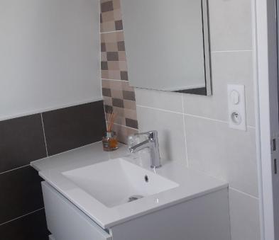 Ensemble meuble en mélaminé blanc avec plan vasque en céramique, miroir simple avec applique led de chez WUEKO, robinetterie de chez GRB