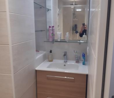 Meuble de salle de bain ROYO saphir coloris noyer avec miroir  Faience Hanko Crema de chez KERABEN