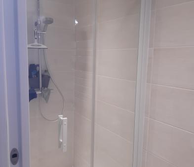 Receveur de douche brevêtement antidérapant en resine teinté dans la massede chez  Hydrobox  Robinetterie de chez SANNYCCES finition chromé  Paroi de douche pliante  gamme concerto