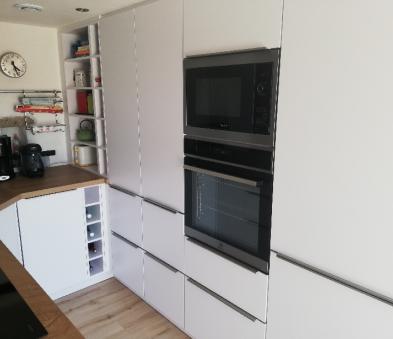 Cuisine ARTEGO après travaux Cuisine ARTGEO façade en mélaminé coloris blanc poignée profil sur chant finition chromé et plan de travail en stratifié hudrofuge coloris bois de chez LAISNE  Faux plafond placo avec spots intégré  Revêtement de sol PVC de chez moduleo coloris bois