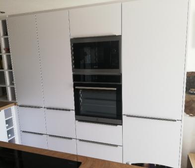 Cuisine ARTEGO après travaux Cuisine ARTGEO façade en mélaminé coloris blanc poignée profil sur chant finition chromé et plan de travail en stratifié hudrofuge coloris bois de chez LAISNE  Faux plafond placo avec spots intégré  Revêtement de sol PVC de chez moduleo coloris bois