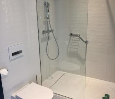 Salle d'eau receveur de douche de chez DOCCIA en résine coloris blanc, paroi fixe de chez SAMO, robinetterie de chez GRB, wc suspendu RAK