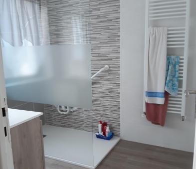 espace de douche pour accessibilité PMR 