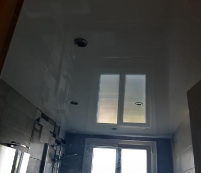 Faux plafond en pvc blanc avec spots intégrés