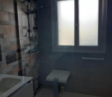 Douche avec receveur en béton de synthèse et paroi de douche verre fauteuil PMR