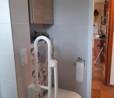 WC Suspendu avec accessoires PMR