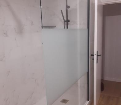 Douche ouverte avec paroi fixe et bande d'intimité de chez NOVELLINI